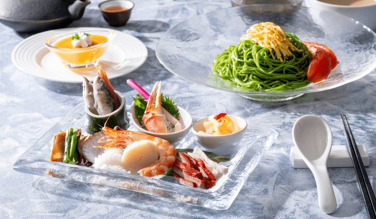 この夏のご褒美に！「特選海鮮盛り 冷やし翡翠麺」6月1日から登場夏限定！