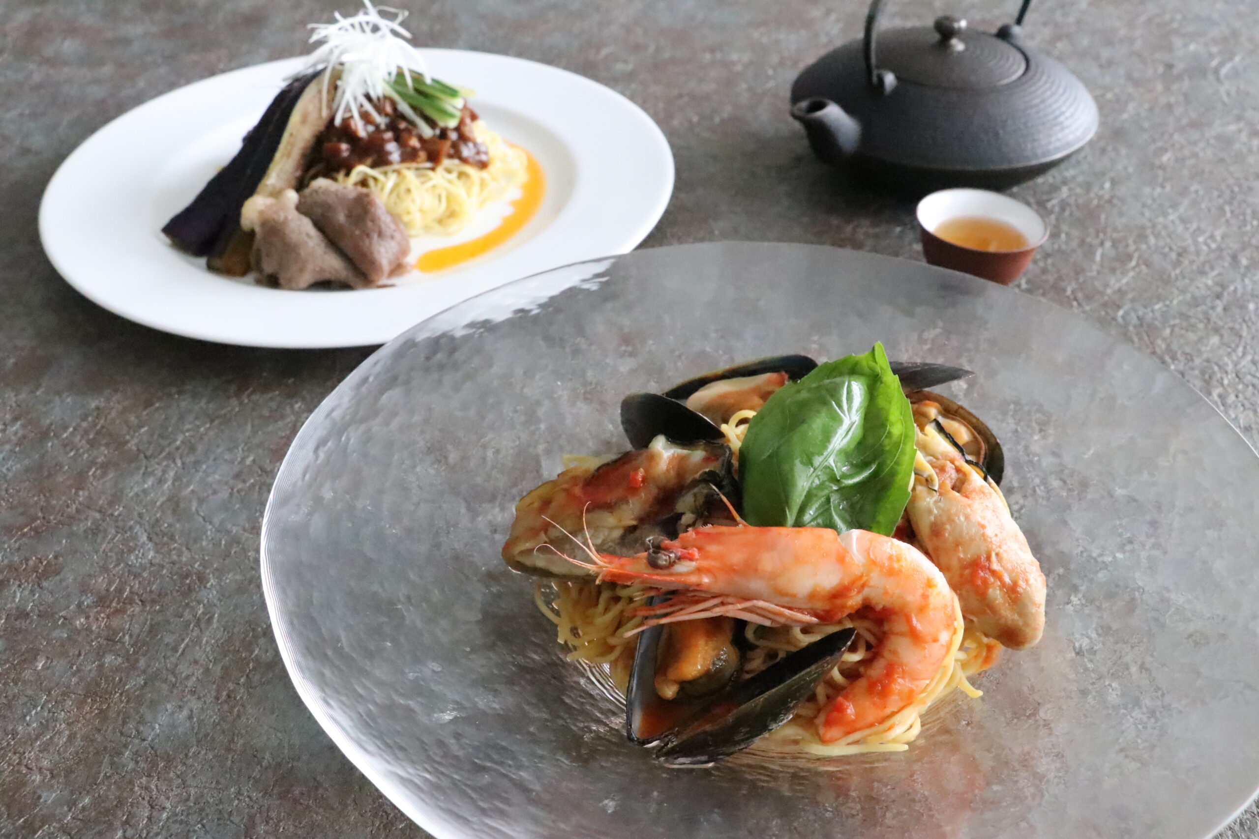 秋に愉しむホテルの冷やし麺　「海鮮とトマトの冷製和え麺」「秋茄子と和牛サーロインのピリ辛和え麺」9/1～10/31に提供