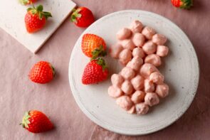 いちごの甘酸っぱい余韻が広がる「マカダミアナッツチョコレート あまおう」数量限定発売の画像