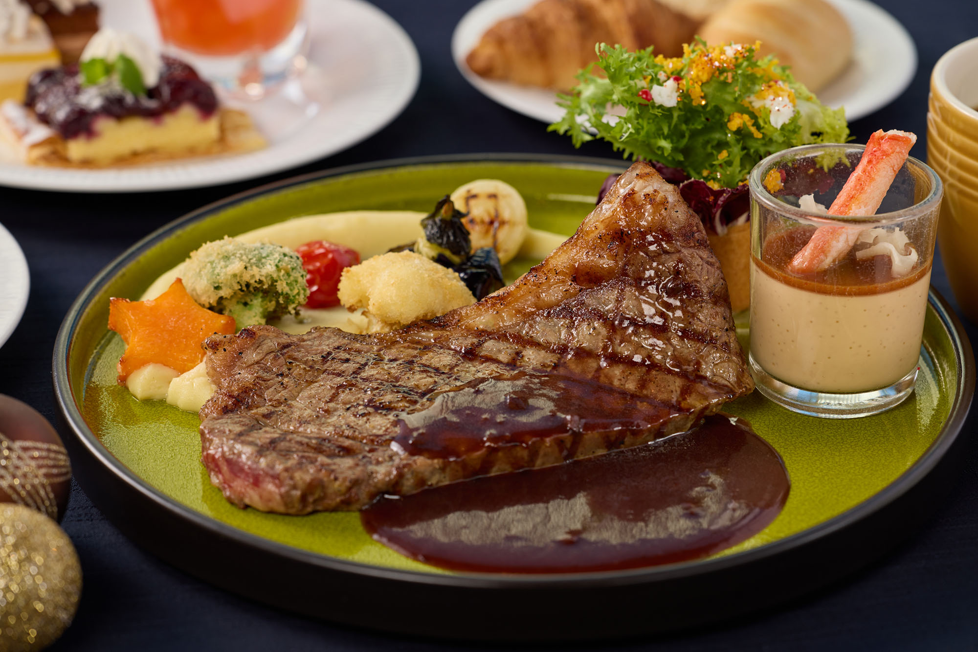 クリスマスランチが期間限定で登場。国産牛サーロインを贅沢に使用した特別メニューの写真