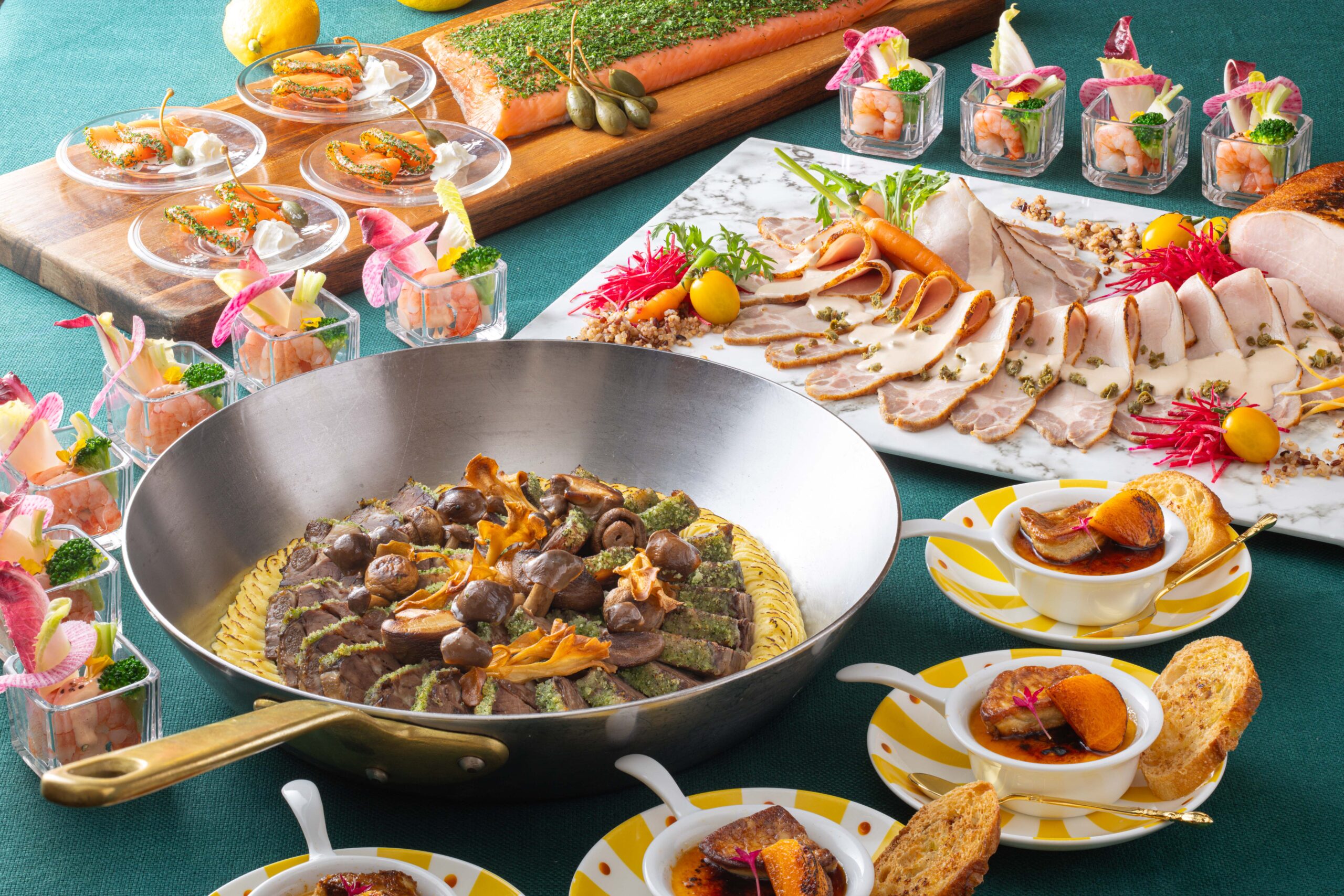 【横浜ベイホテル東急｜カフェトスカ】みなとみらいの夜景と楽しむ、心温まるクリスマスブッフェ