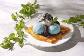 チョコミント好きに贈る、爽やかで濃密な一皿【チョコミント・オン・ザ・シンパンケーキ】5/1(金)〜販売の画像