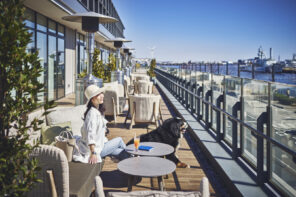 愛犬と過ごせるテラスが登場　「Larboard」ドッグフレンドリーサービスを4/24(金)より開始の画像